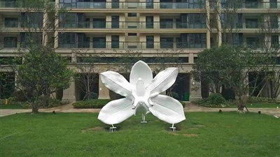 Barvita skulptura cvetličnih steklenih vlaken